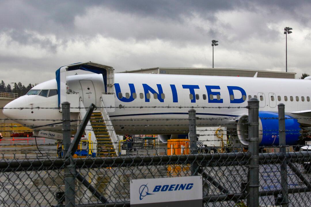 United Airlines Pauses COVID-19 Vaccine Mandate for Workers Seeking Religious, Medical Exemptions