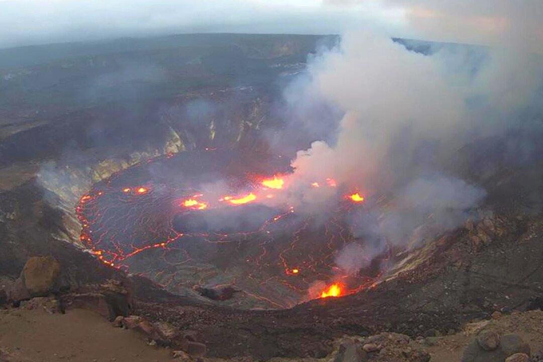 Hawaii’s Kilauea Volcano Erupting in ‘Full Swing’ as Lava Fountains Form in Park