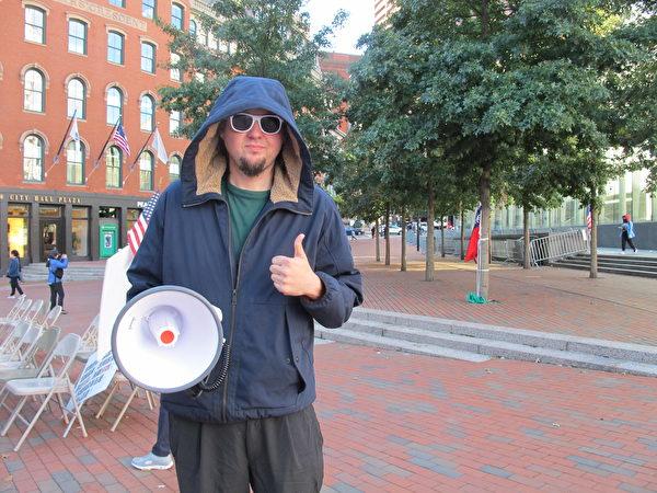 Retired U.S. infantry soldier David Berard protests the CCP's tyranny at the city hall Boston, on Sept. 30, 2021. (Mai Lei/The Epoch Times)
