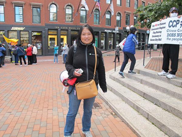 Ms. Lu protests raising the CCP's national flag at the city hall of Boston, on Sept. 30. (Mai Lei/The Epoch Times)