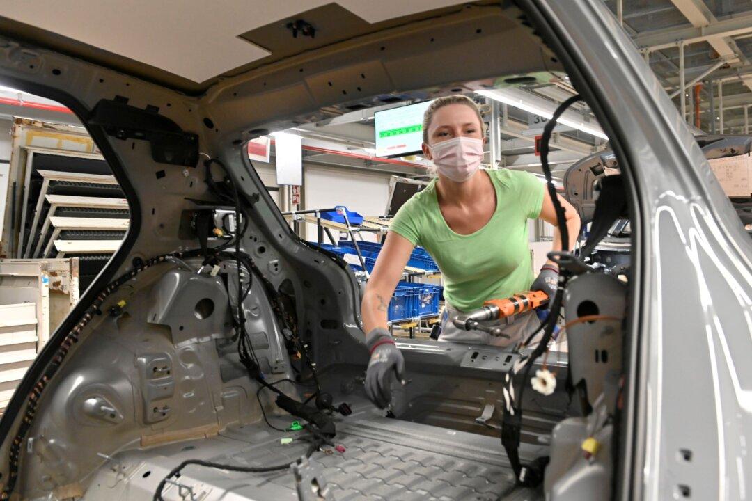 Volkswagen Labour Boss Wants Faster Electric Car Rollout at Wolfsburg: Braunschweiger Zeitung