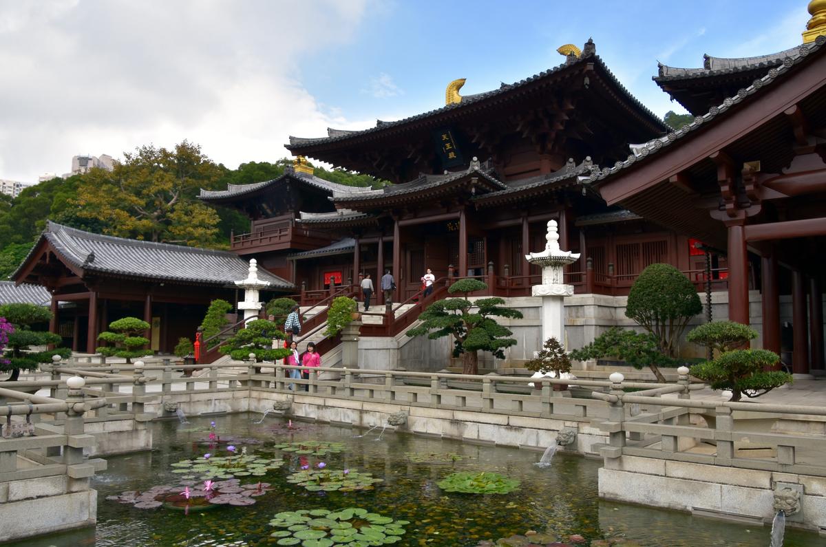 The large overhanging roof and supporting brackets (Dou Gong) are key features of traditional Chinese architecture. The overhanging roofs create exterior shelter and protect the main wood structure from the elements, helping to preserve the building. The roof form stretches outward, creating an expressive, uplifting gesture. (Richard Mortel/CC BY-SA 2.0)