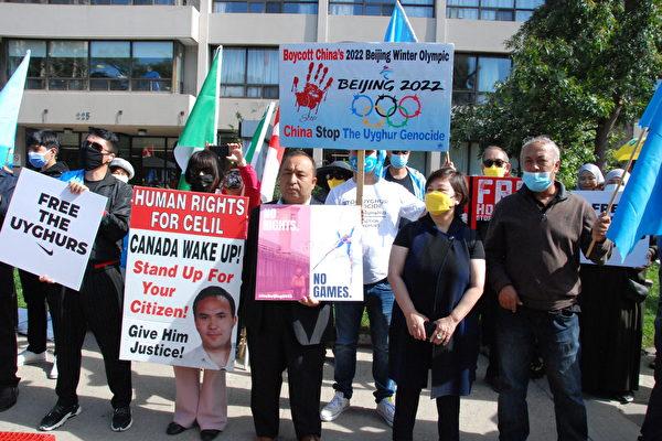 Eight community groups rally to protest the CCP's tyranny in front of the Chinese consulate in Toronto, Canada. on Oct. 1, 2021. (Yin Ling/The Epoch Times)