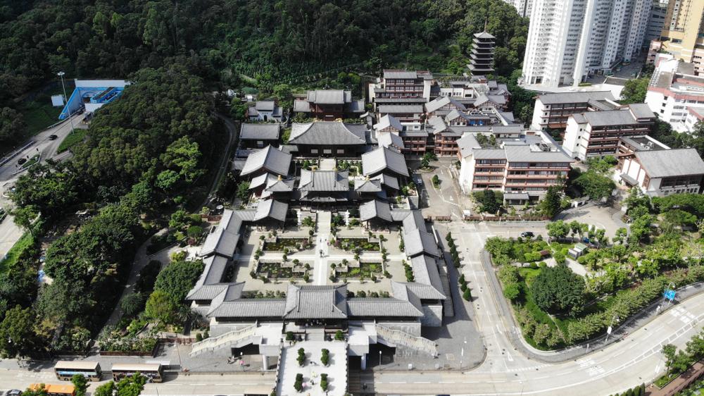 The monastic complex is arranged in a typical ancient Chinese format, where a sequence of buildings and courtyards align symmetrically on a central North-South axis. This way, as the sun passes from East to West throughout the year and will always illuminate and warm the front facades of the temples. (Lewis Tse Pui Lung/Shutterstock)
