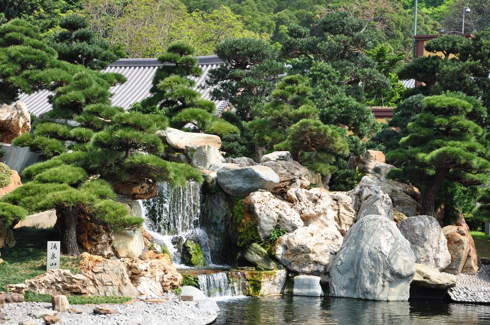 A spring cascades over three layers of weathered, ancient-looking rocks and then fills the Lotus Pond.(Parmna/Shutterstock)