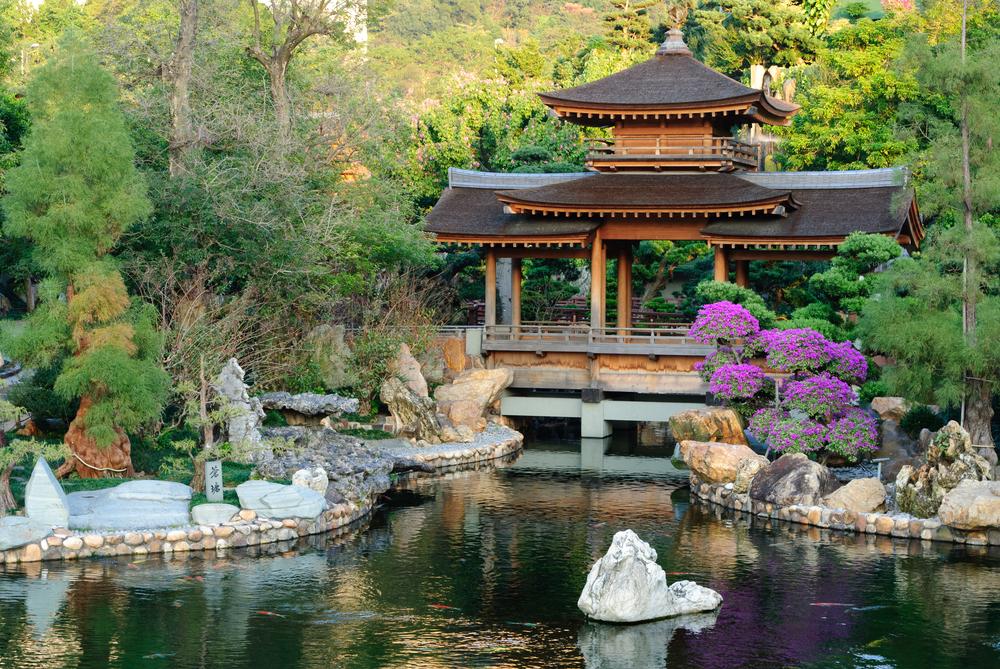 The Pavillion Bridge with its three roofs resembles a Roc, a gigantic mythical bird, with its majestic wings spread wide. It connects the two shores and is a focal point that draws people toward the east end of the garden. (TungCheung/Shutterstock)