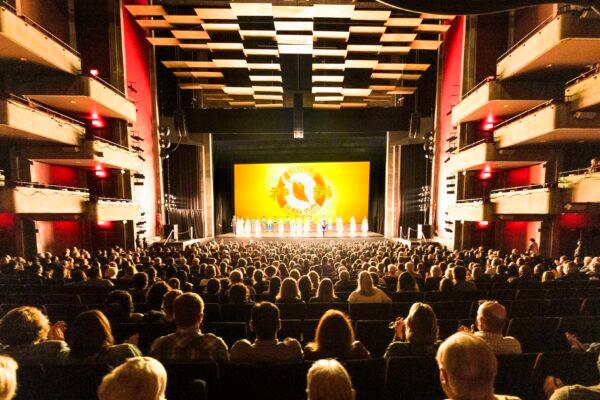 Shen Yun Performing Arts' curtain call at Clowes Memorial Hall, Butler Arts Center, in Indianapolis, on Oct. 2, 2021. (NTD Television)