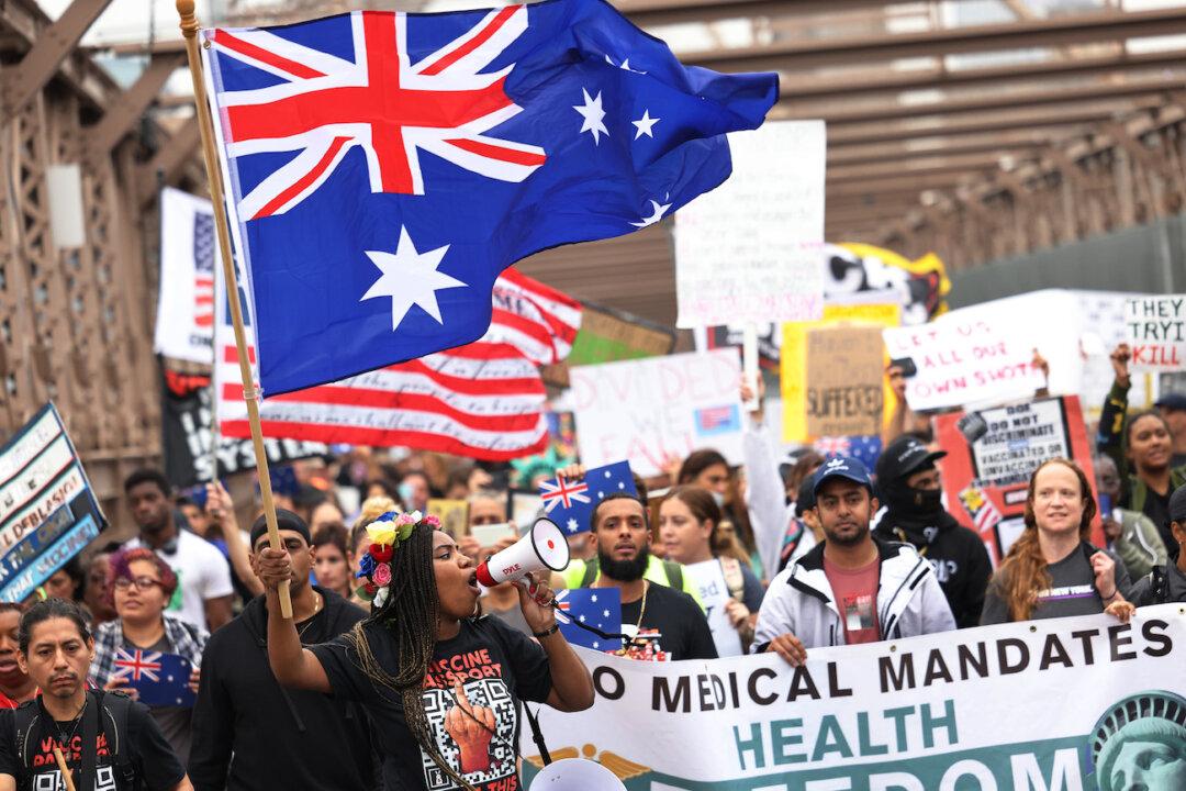New Yorkers Chant ‘Save Australia’ in Protest Against Vaccine Mandates