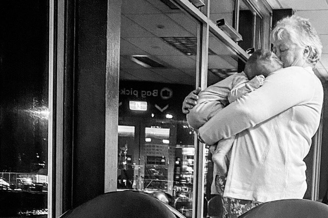 ‘Supporting a Mother’: Exhausted Mom With 2 Restless Kids Moved by Stranger’s Kindness