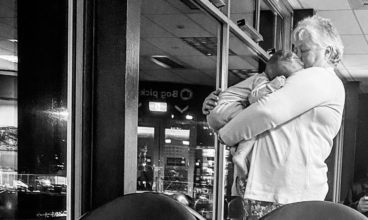 ‘Supporting a Mother’: Exhausted Mom With 2 Restless Kids Moved by Stranger’s Kindness