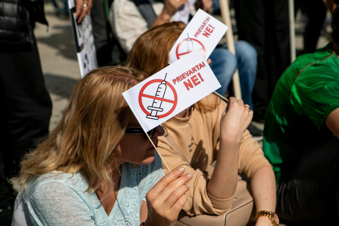 Lithuanian Government to Offer Seniors €100 to Get COVID-19 Shots