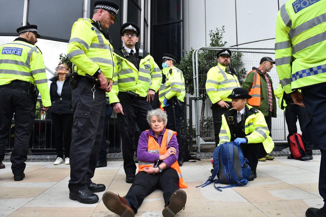 Britons’ Opposition to Insulate Britain Grows After 3-week Action by the Eco-Activist Group: Poll