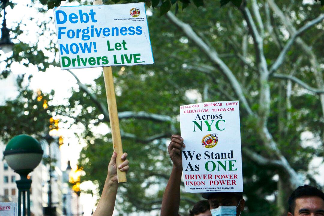 NYC Taxi Drivers Vow to Continue Protesting Against Medallion Relief Plan