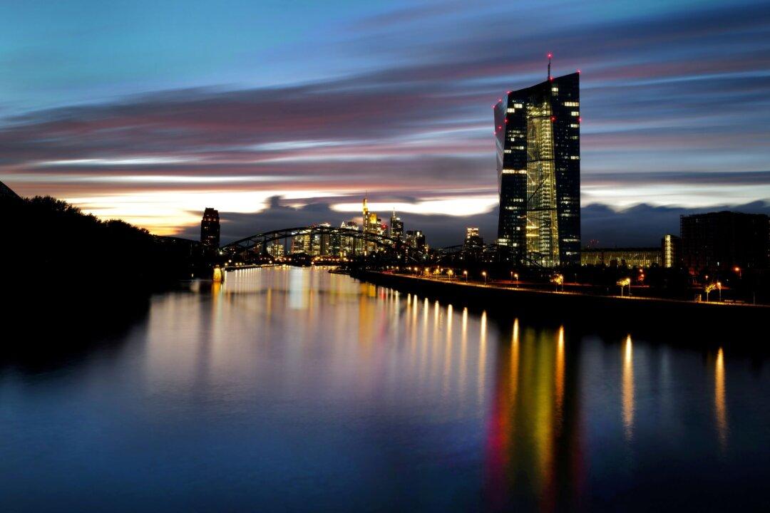 IMF Backs ECB’s Easy Policy as It Sees Inflation Easing