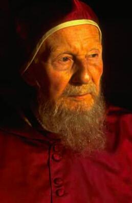 Sir John Gielgud as the pope in “Elizabeth.” (PolyGram Filmed Entertainment)