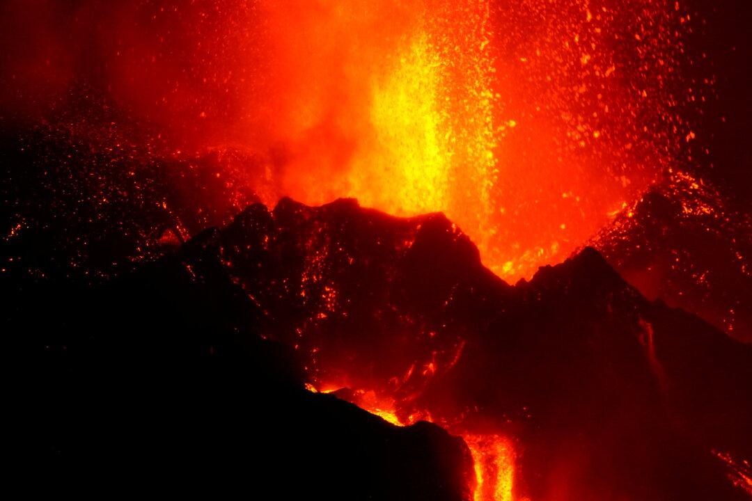 Volcanic Lava in Spain’s La Palma Engulfs More Houses