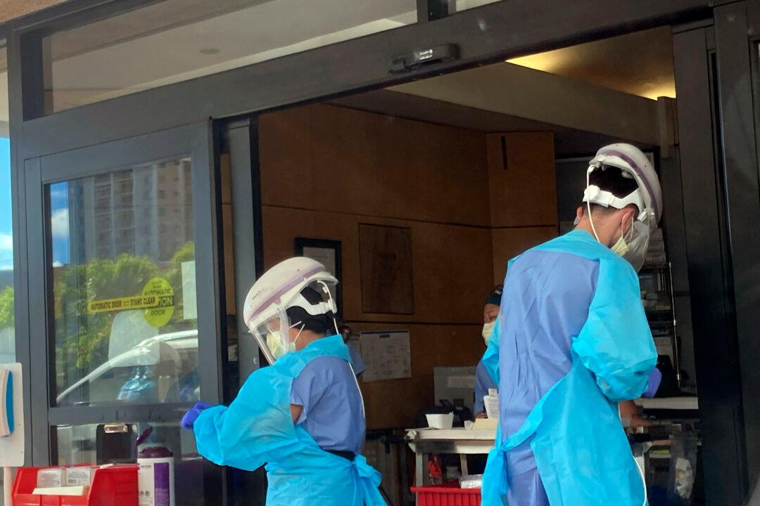 Hawaii Bars and Restaurants to Lift Capacity, Social Distancing Restrictions