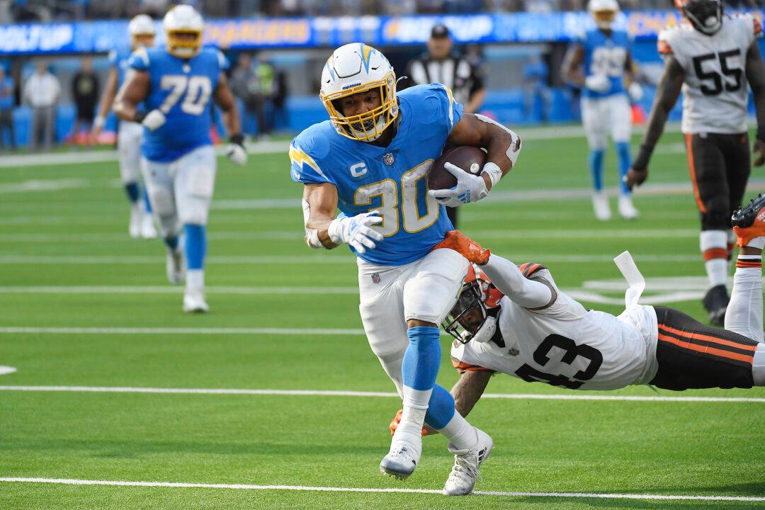 Herbert’s 398 Yards, Ekeler 3 TDs Lead Chargers Over Browns