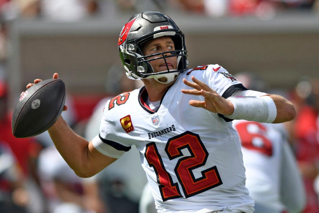 Brady’s 5 TD Passes to Pace Bucs’ 45–17 Rout of Dolphins