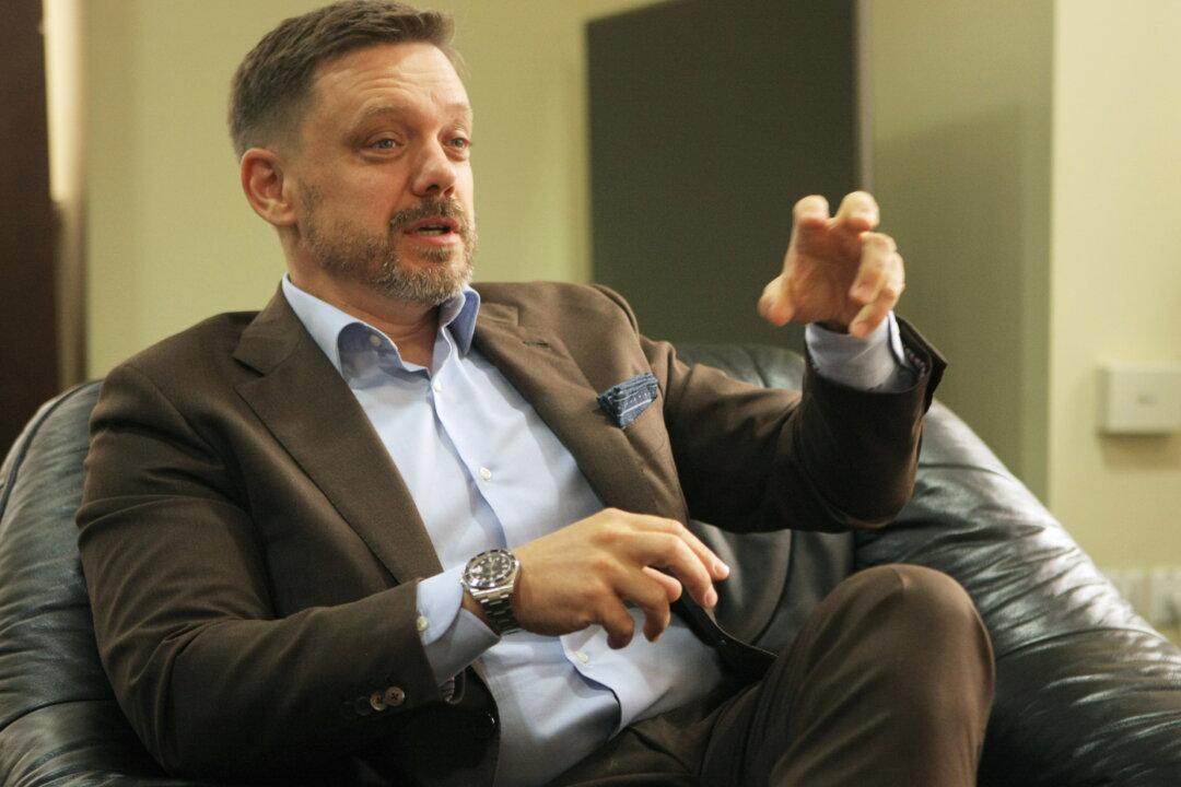 Ukrainian Bank Chief Dismissed, Put Under House Arrest After Scuffle With Journalists