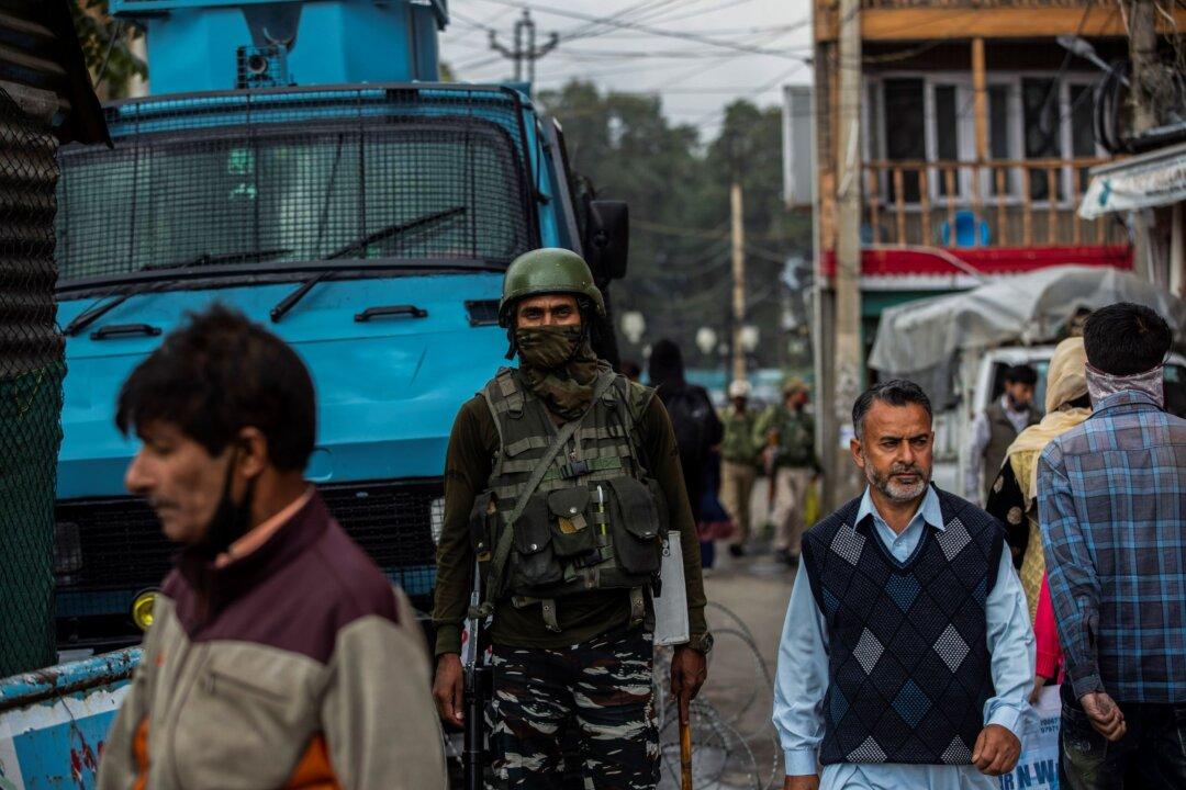 Indian Troops Kill 5 Suspected Militants in Kashmir Fighting