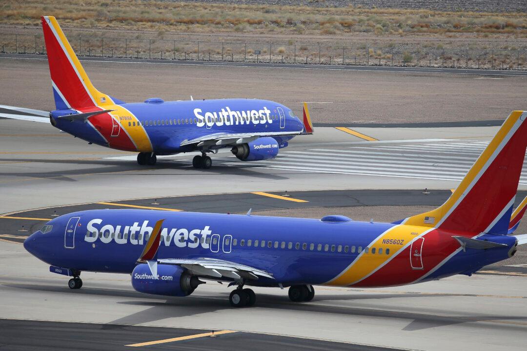 Southwest Airlines Apologizes as Shares Tumble Amid Mass Flight Cancellations
