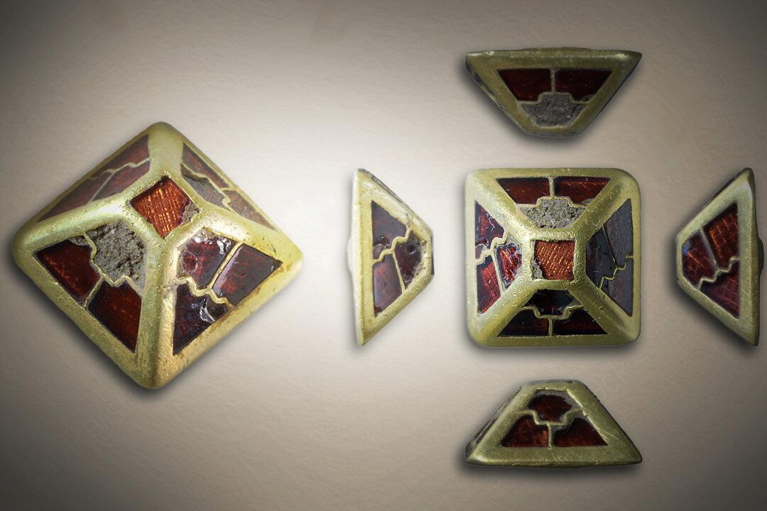 Metal Detectorist Stumbles on Piece of Jeweled Anglo-Saxon Sword From Medieval Age