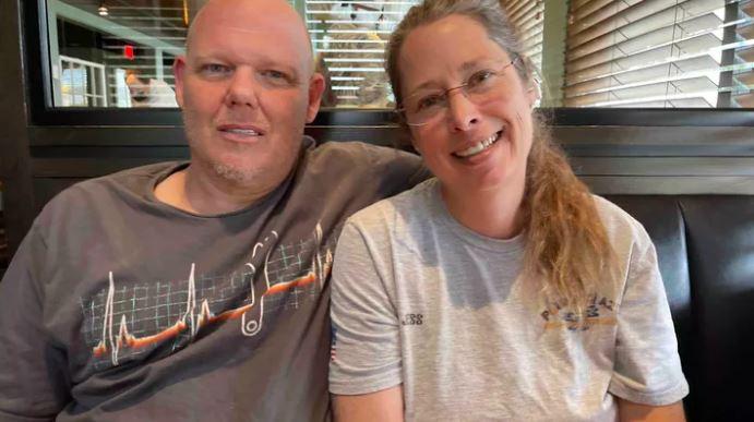 Scott Smith and his wife are seen in an undated photograph. (Safe Schools Legal Fund/<a href="https://www.gofundme.com/f/safe-schools-legal-fund?utm_campaign=contacts-v2-invite-to-donate%20spider1c">GoFundMe</a>)