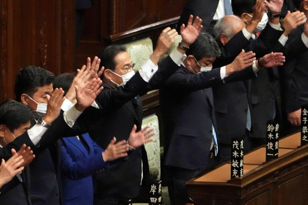 Japan PM Dissolves Lower House for Oct. 31 National Election