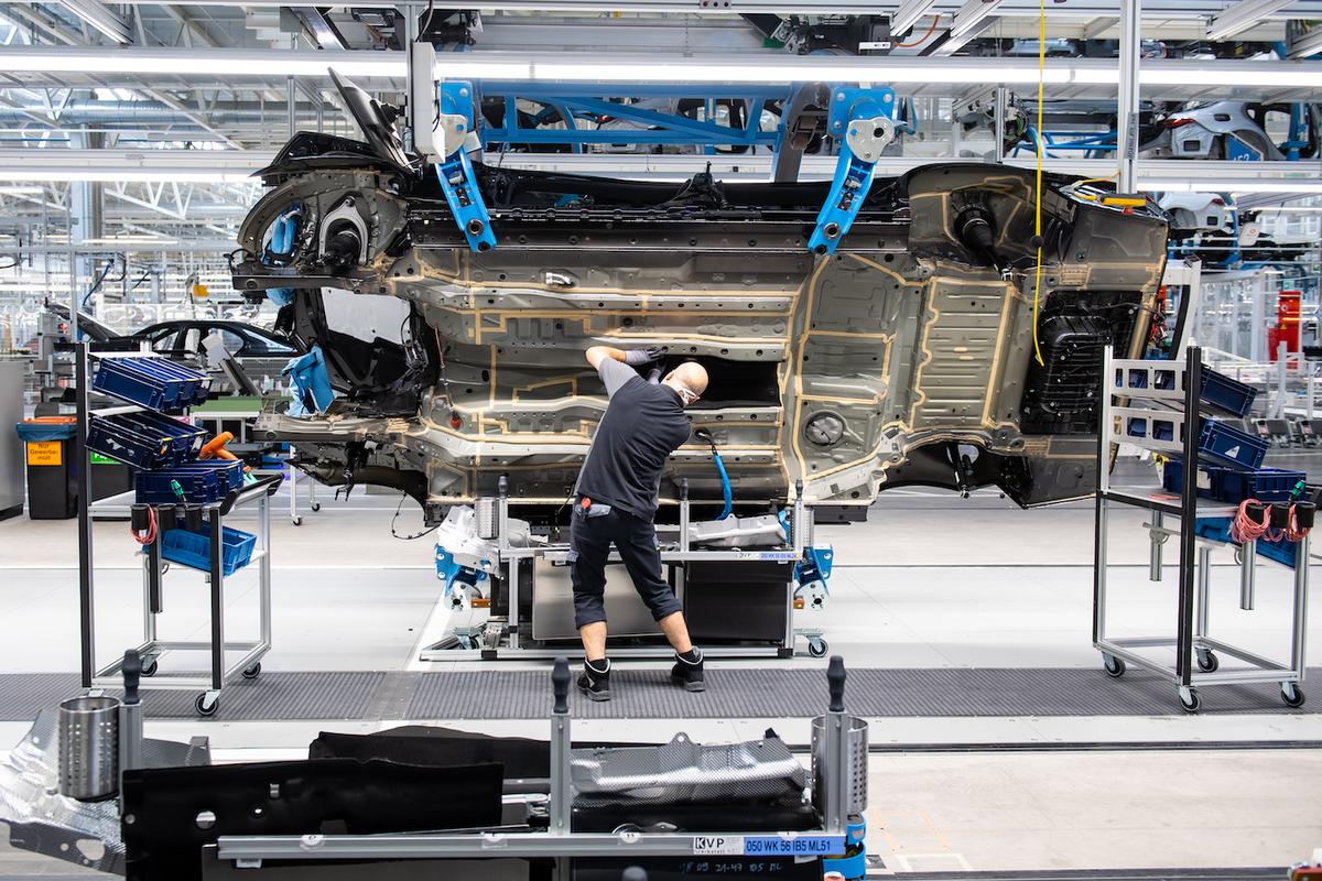 Europe Car Sales Fall, Industry Battles With Semiconductor Shortage