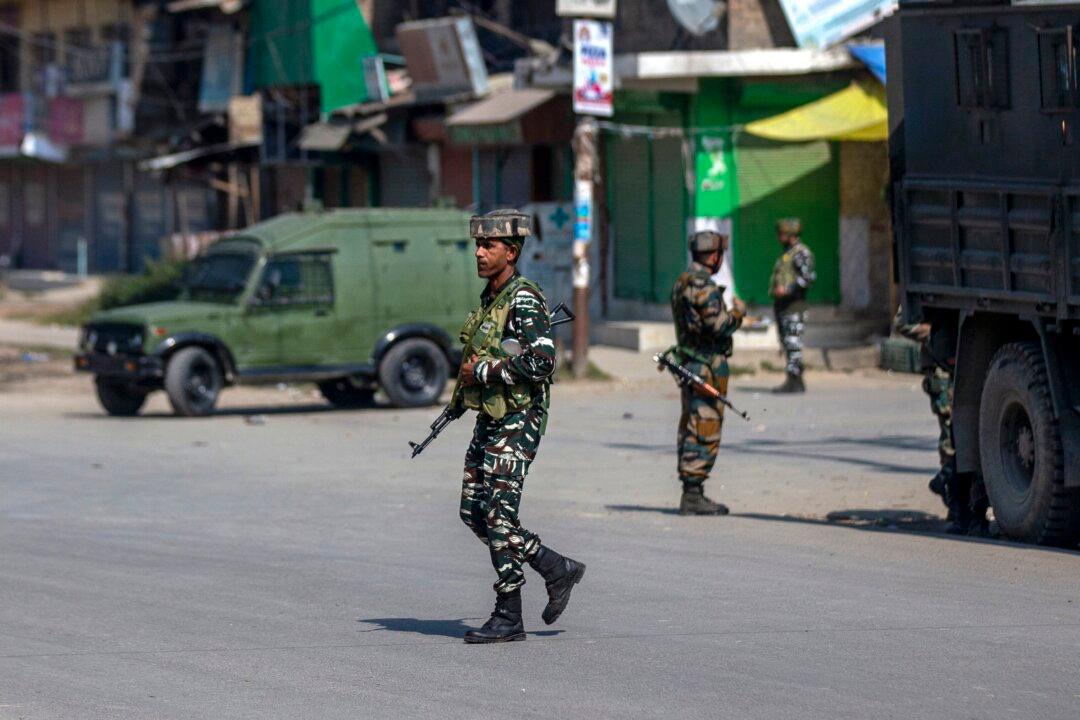 6 Fighters, 2 Workers Killed in Violence in Kashmir