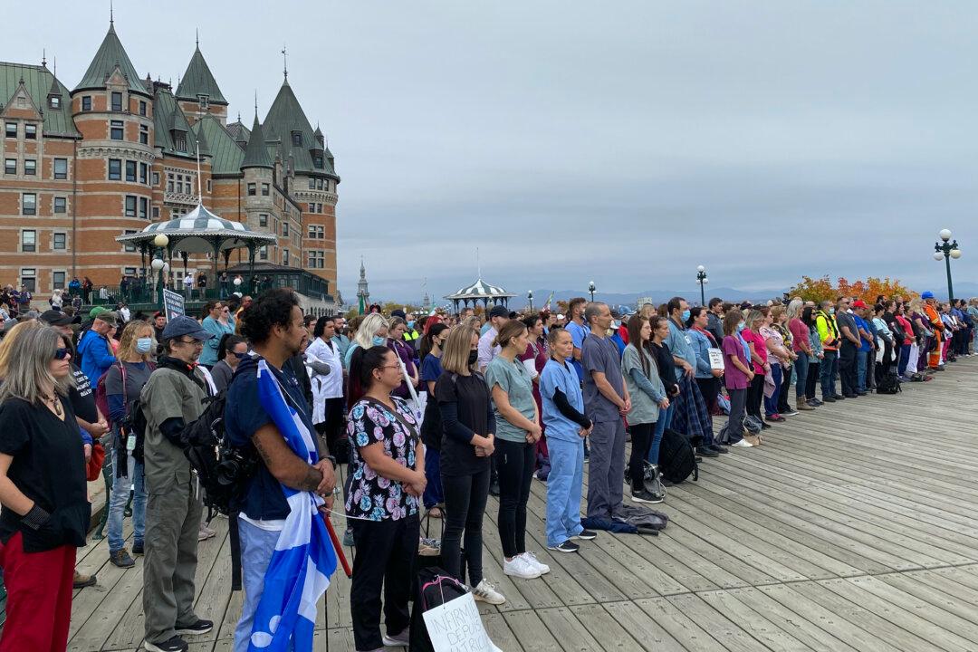 1,000 Quebec Front-Line Workers, First Responders Hold Silent Rally to Protest Vaccine Mandates