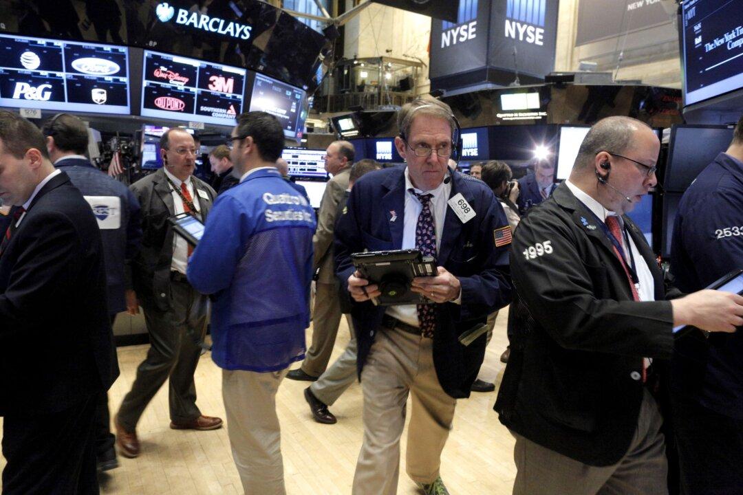 Futures Edge Lower Ahead of Earnings, Inflation Worries Persist