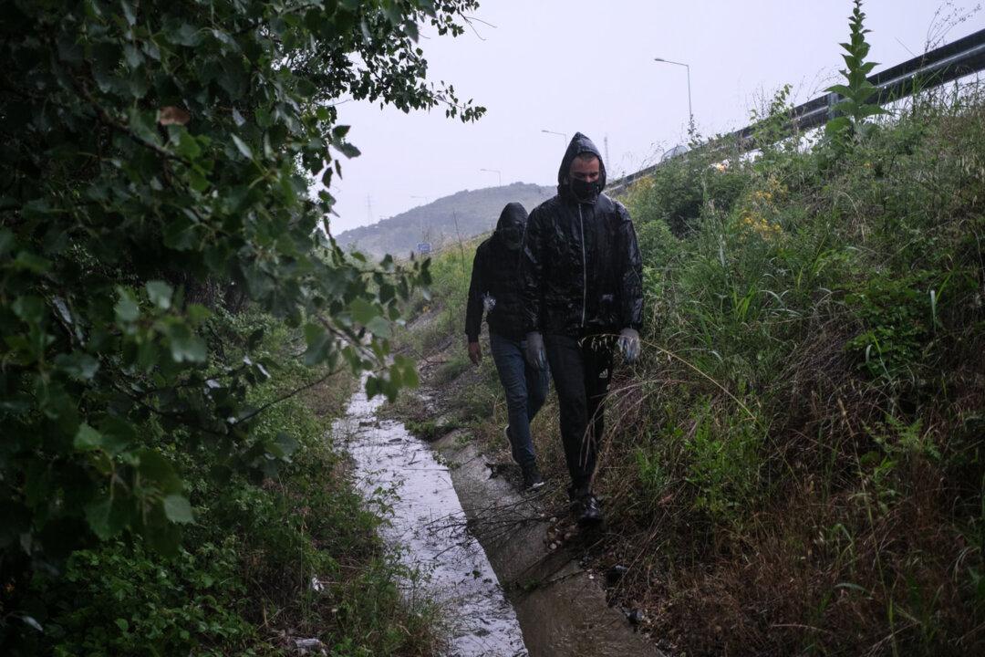 Car Carrying Illegal Immigrants Crashes in Greece; 1 Dead, 9 Injured