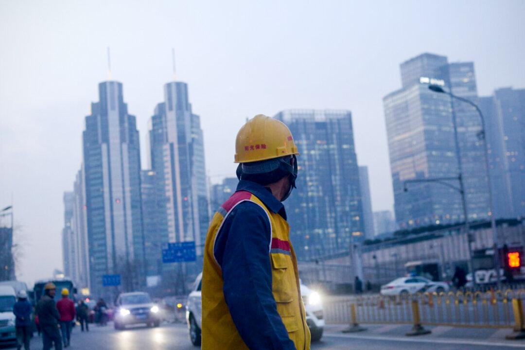 Brutal Work Conditions See a Chinese Man Prefer to ‘Lie Flat’