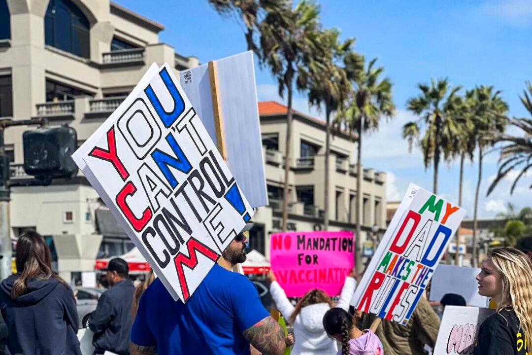 Thousands of California Parents Join in Statewide Walkout Against Vaccine Mandate for Students