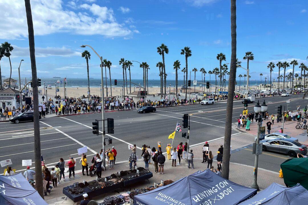 Hundreds Rally Against Student COVID-19 Vaccine Mandate in Huntington Beach