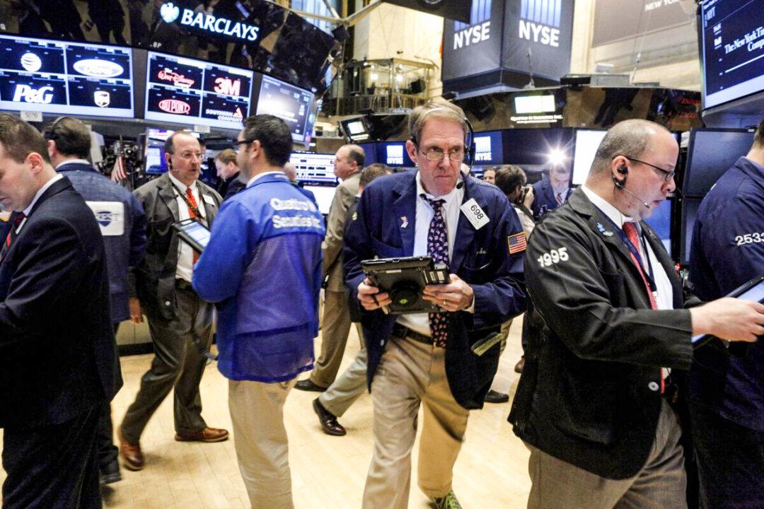 S&P, Nasdaq Enjoy Boost From Big Tech Firms, Dow Ends a Hair Lower