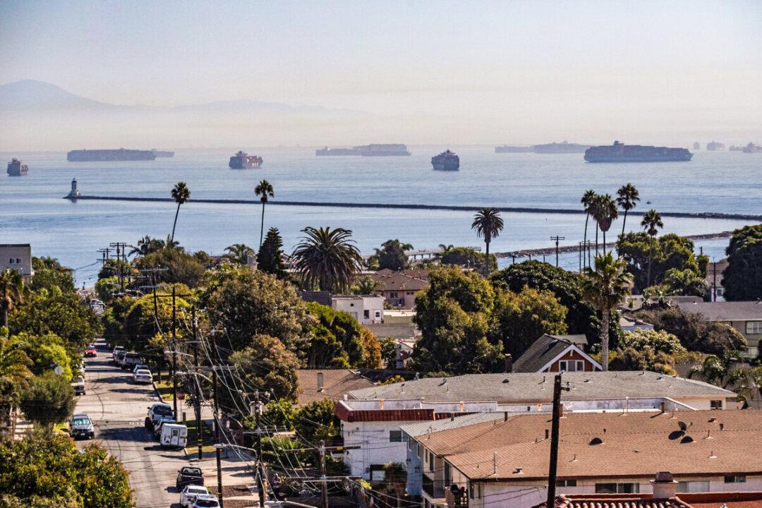 Record Number of Container Ships Waiting Off Ports of Long Beach, Los Angeles: Executive