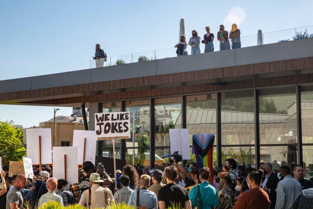 Counter-Protesters Support Comedian’s Right to Free Speech at Netflix Walkout in Hollywood