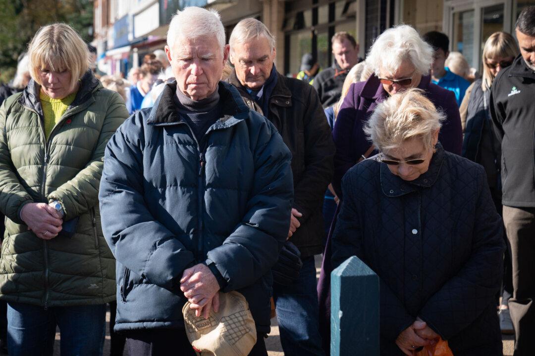 Community Gathers for 2-Minute Silence to Remember British Lawmaker