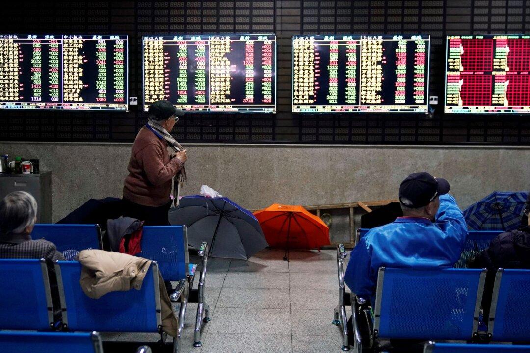 Equities Eye Third Week of Gains After Tech Boost, Dollar Dips