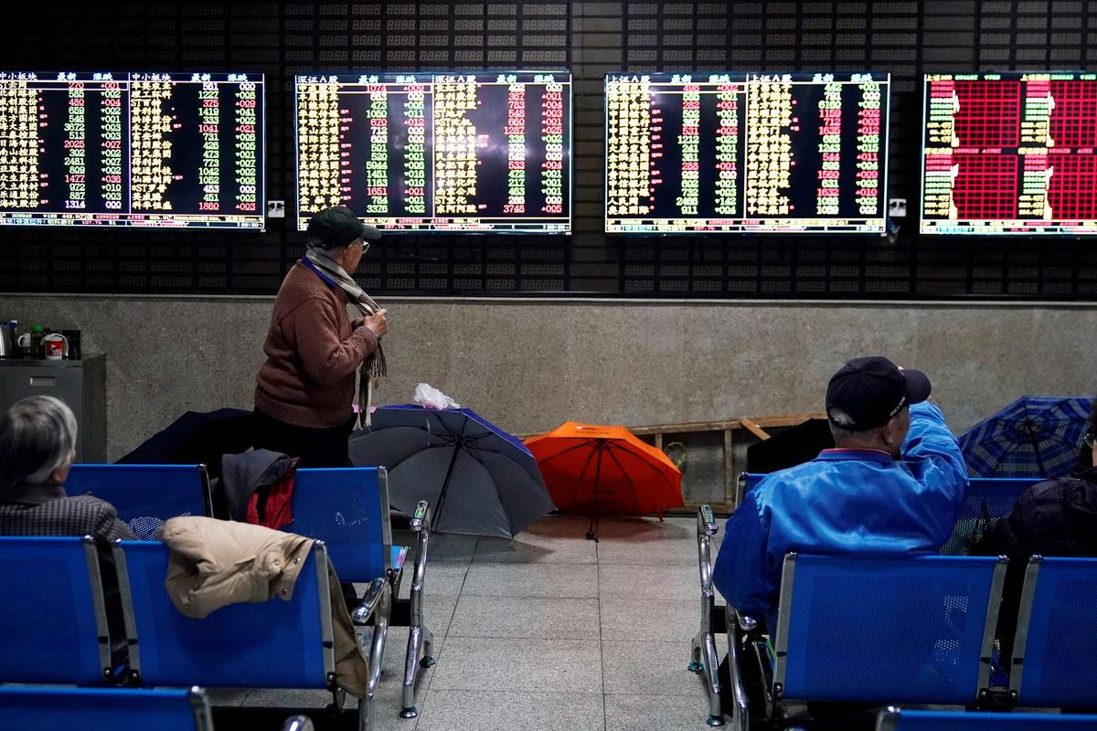 Equities Eye Third Week of Gains After Tech Boost, Dollar Dips