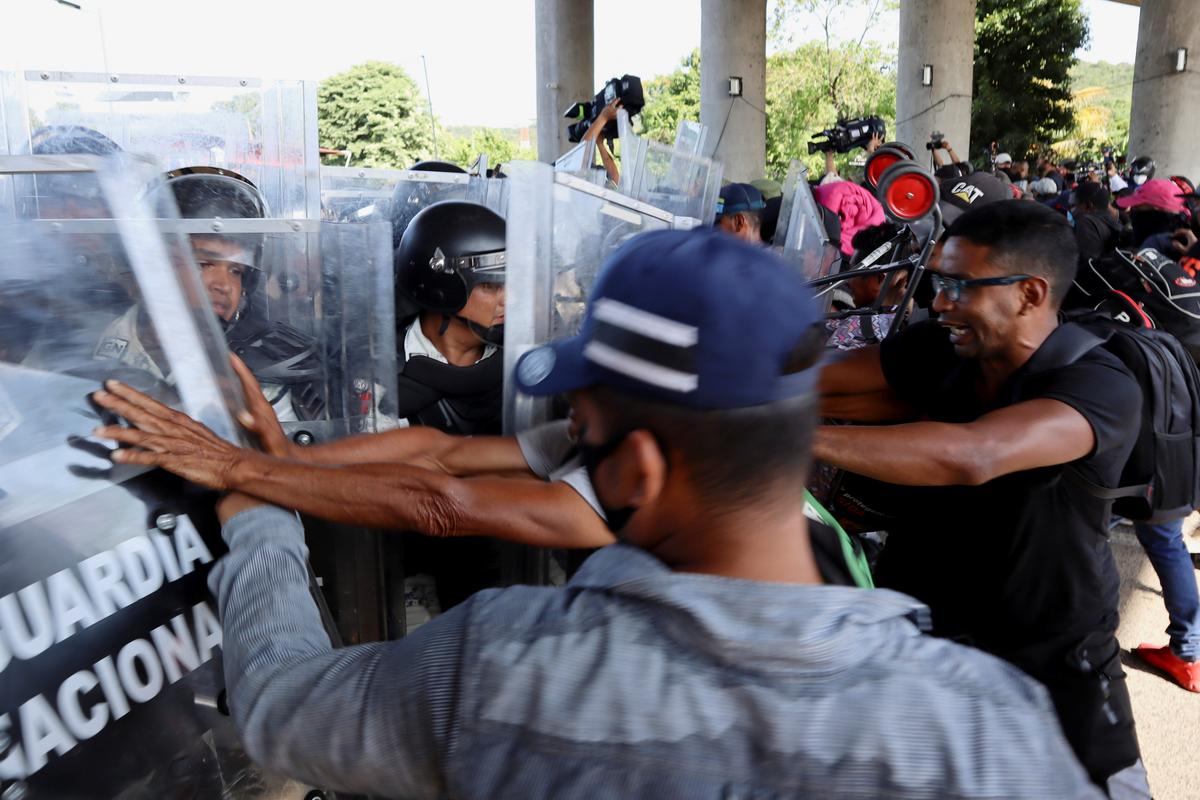2,000-Person Caravan Surges Past Mexican Riot Police Near Guatemala Border