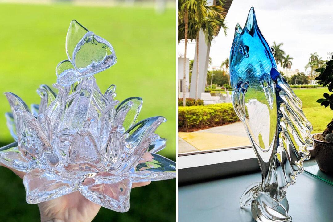 VIDEO: Glassblowing Artist Turns Molten Glass Into Lotus Flowers, Hummingbirds, and Beyond