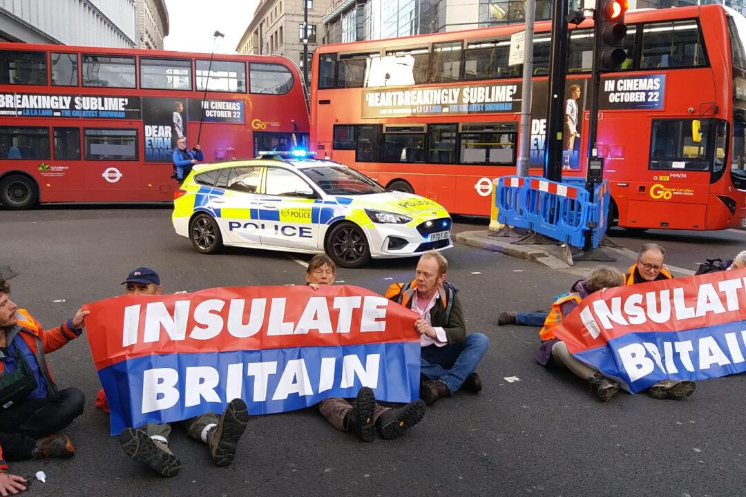 UK Eco-Activists Back to Blocking Roads After 10-Day Break