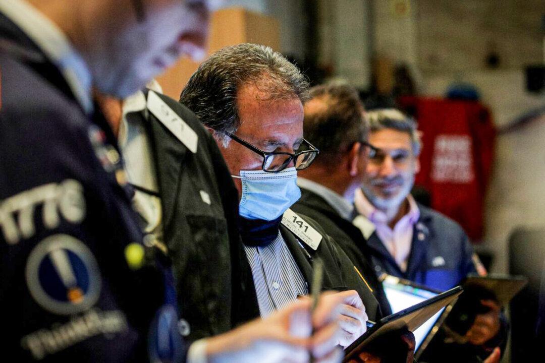 Dow Posts Record Closing High, Stocks Gain for 3rd Week; Dollar Dips