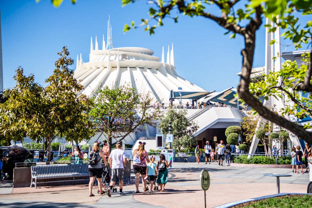 Disneyland Reservations Sell Out Before Christmas Season
