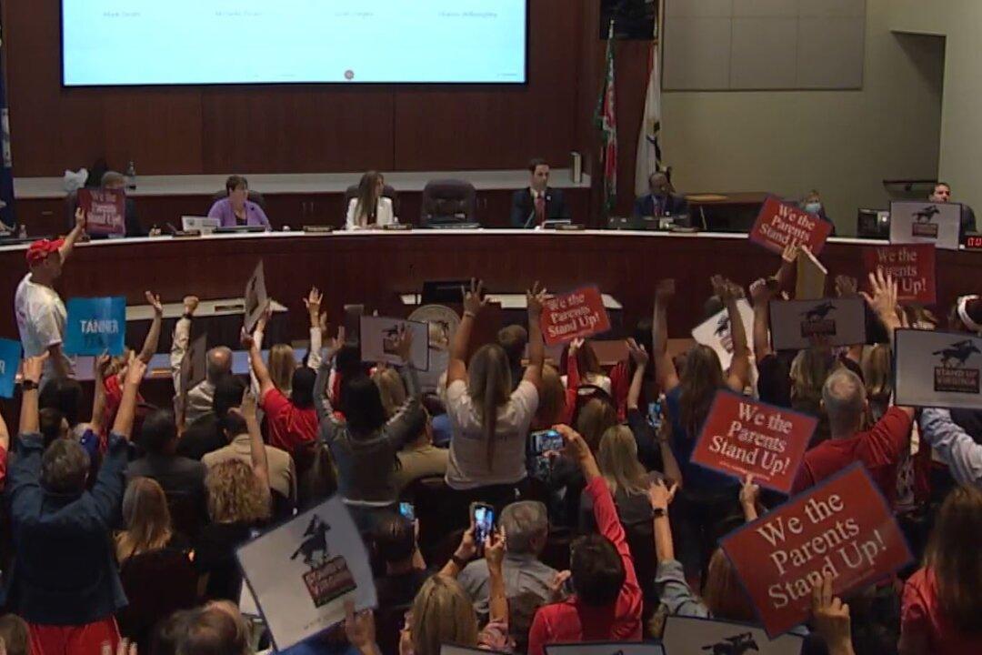 Parents Urge Loudoun County School Board, Superintendent to Resign Over ‘Bombshell’ Email