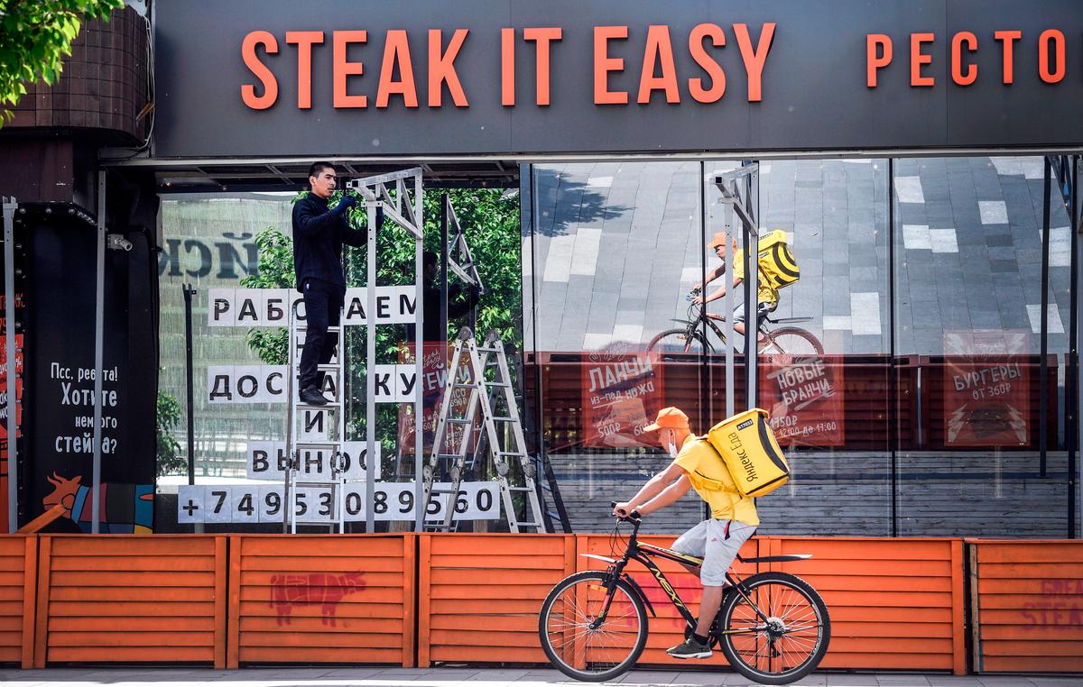 Russian Capital Locks Down Amid Rise in COVID-19 Infections